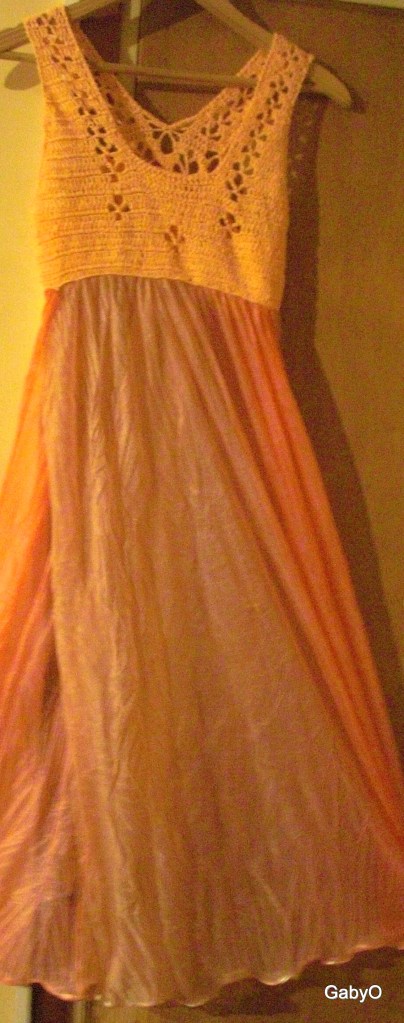 Vestido playero con canesú en hilado de algodón color camarón y falda en gasa traslúcida al tono - Crochet