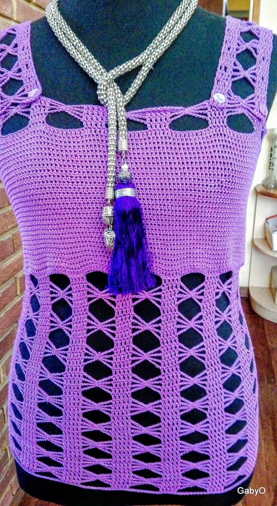 Musculosa en hilado de algodón con seda lila oscuro con breteles ajustables