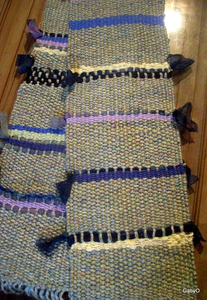 Bufanda en hilados verdes y violetas y cintas de gasa en tonos contrastantes - Telar