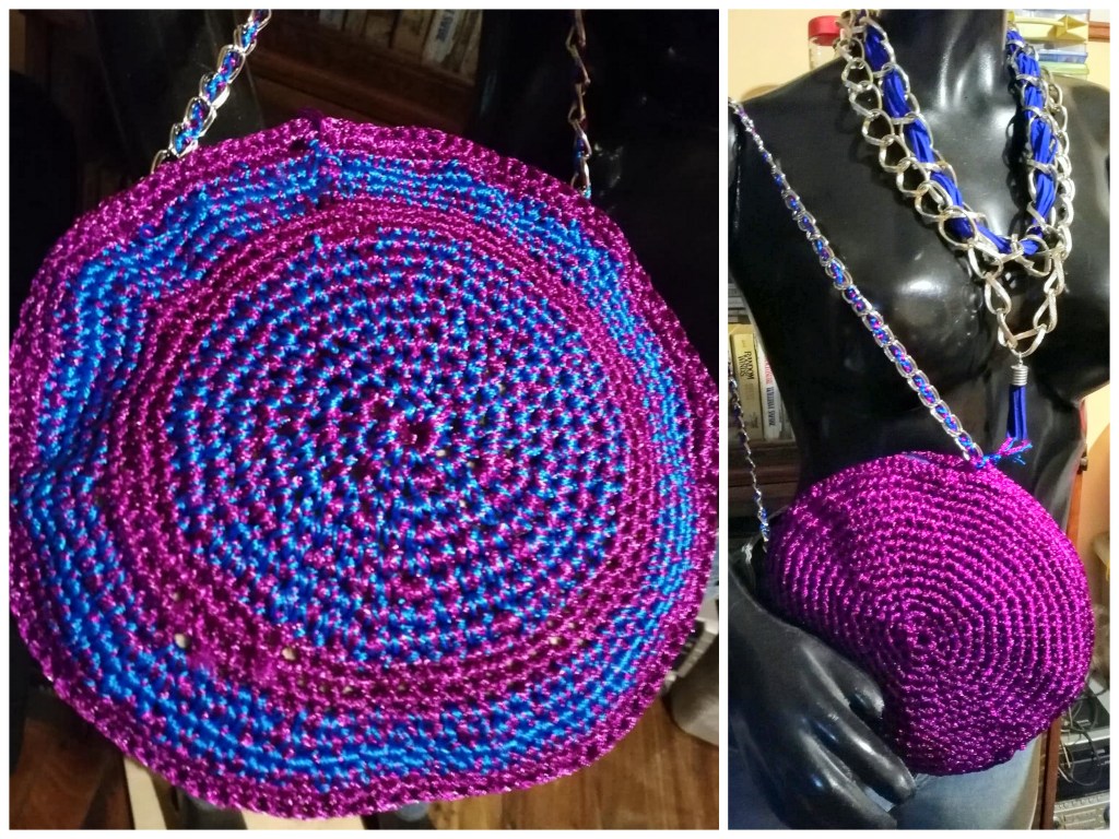 Carterita circular doble faz en cinta de seda violeta y azul francia con cadena con cinta y cierre