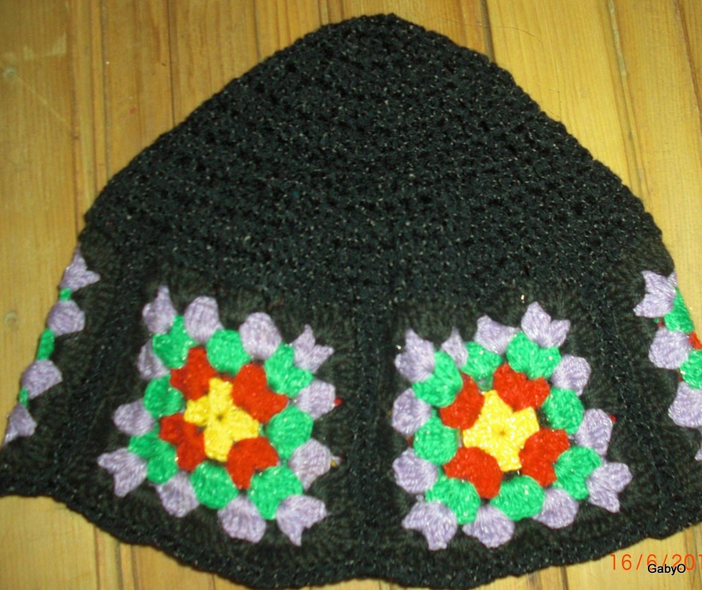 Gorro en lana negra con granny squares en tonos contrastantes - Crochet