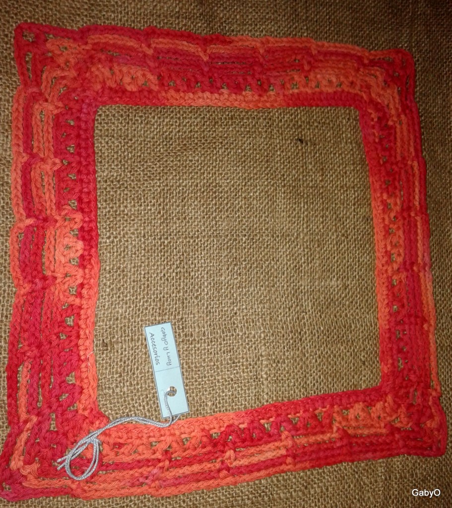 Funda para almohadones 40 cm x 45 cm en arpillera con detalle en hilo de algodón rojo matizado